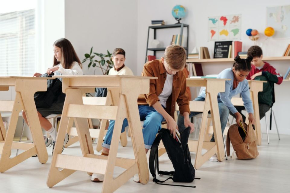 5 Kiat Sukses Dampingi Anak di Hari Pertamanya Sekolah. Uang Saku Bukan Jaminan!