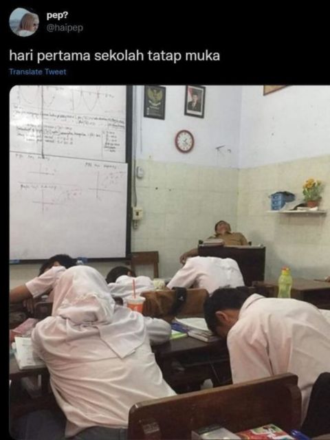 Meme Absurd ini Bukti Kekagetan Sekolah Tatap Muka Setelah Sekian Lama Belajar di Rumah. Hadeeh!