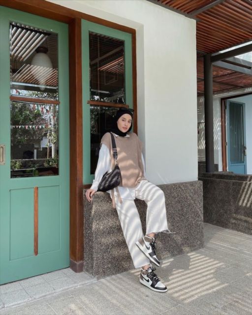 10 Inspirasi Padu Padan Fesyen Hijab Boyish ala Selebgram. Nyaman dan Sopan~