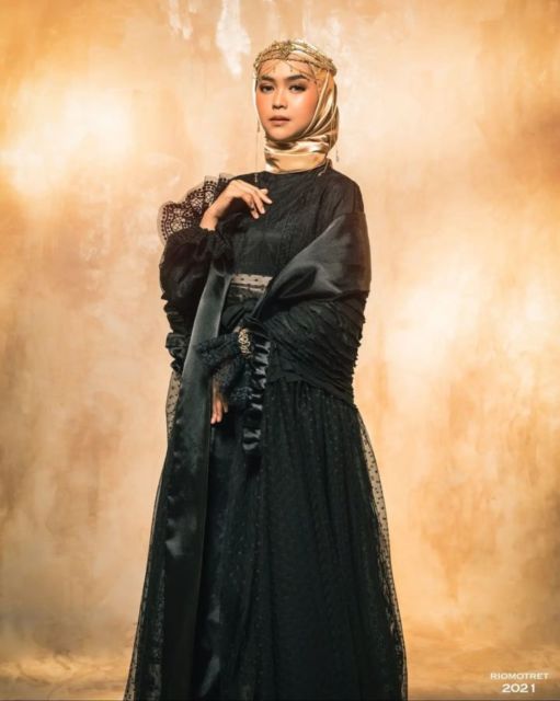 6 Foto Stylish Ria Ricis Bersama Kedua Kakaknya Jelang Pernikahan. Elegan!