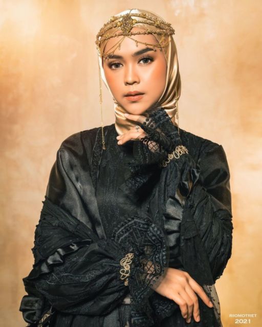 6 Foto Stylish Ria Ricis Bersama Kedua Kakaknya Jelang Pernikahan. Elegan!