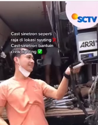 Nggak Gengsi dan Rendah Hati, Aktor Eza Gionino Tuai Pujian karena Membantu Kru Saat Syuting Sinetron. Salut!