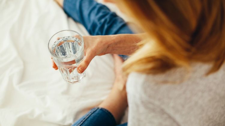 Menjawab Pertanyaan Penting, Apakah Banyak Minum Air Putih Bisa Bikin Kulit Glowing?