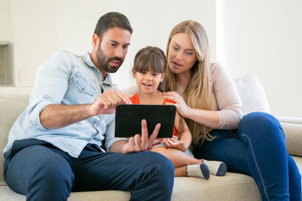 Cara Pintar Siasati Screen Time yang Terus Meningkat di Masa Pandemi. Jangan Sampai Kebablasan!