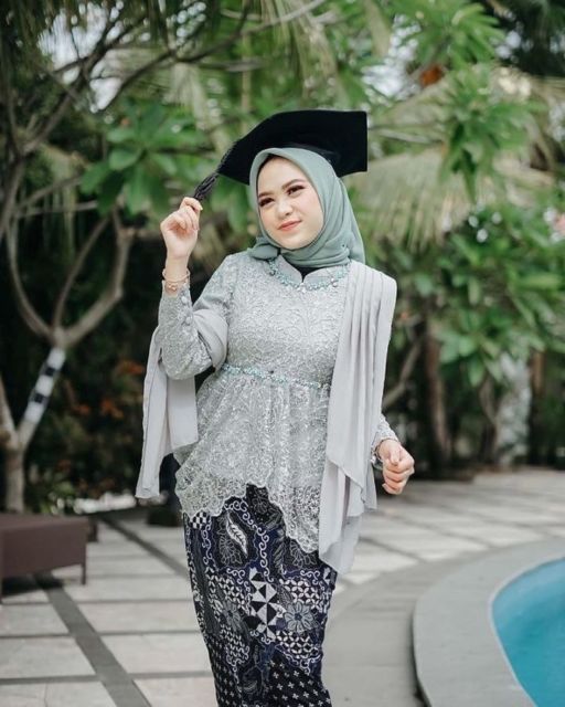 kebaya wisuda