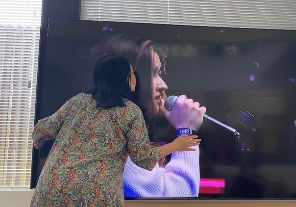 Sang Putri Tampil Live di “Head in The Clouds”, Titi DJ Beri Cium dan Pelukan Bangga Lewat TV