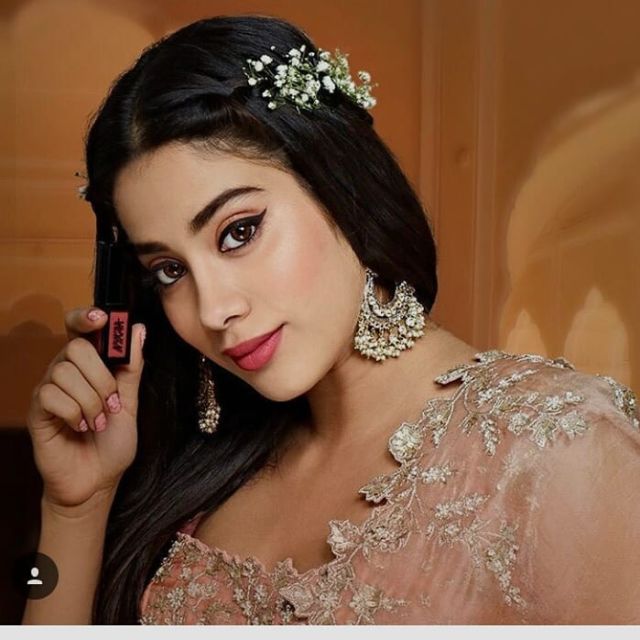 7 Ide Makeup ala Selebritas Bollywood. Riasan Mata yang Bold Sempurna Adalah Kunci!