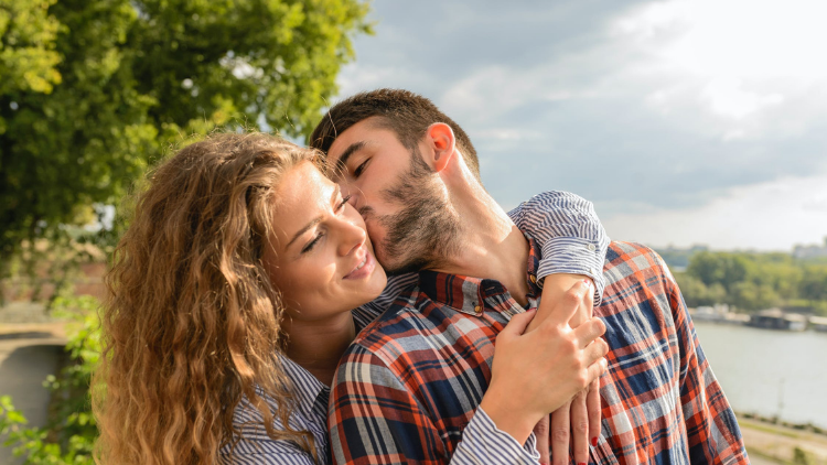 Pasanganmu Mendadak Romantis? Perlu Dicurigai, Mungkin Dia Habis Beli Barang-Barang ini!