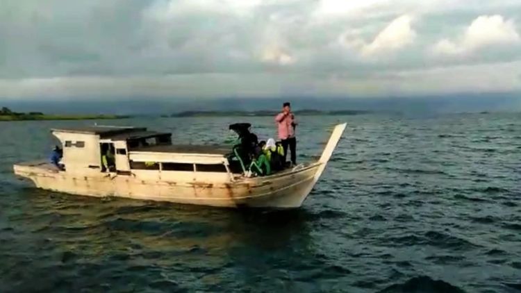 Perjuangan Siswa dan Guru Honorer Pulau Benan, Seberangi Laut Demi ke Sekolah