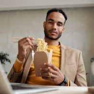 Makan Mie Akhir Bulan? Berikut Cara Hemat Uang Bulanan Anak Kost