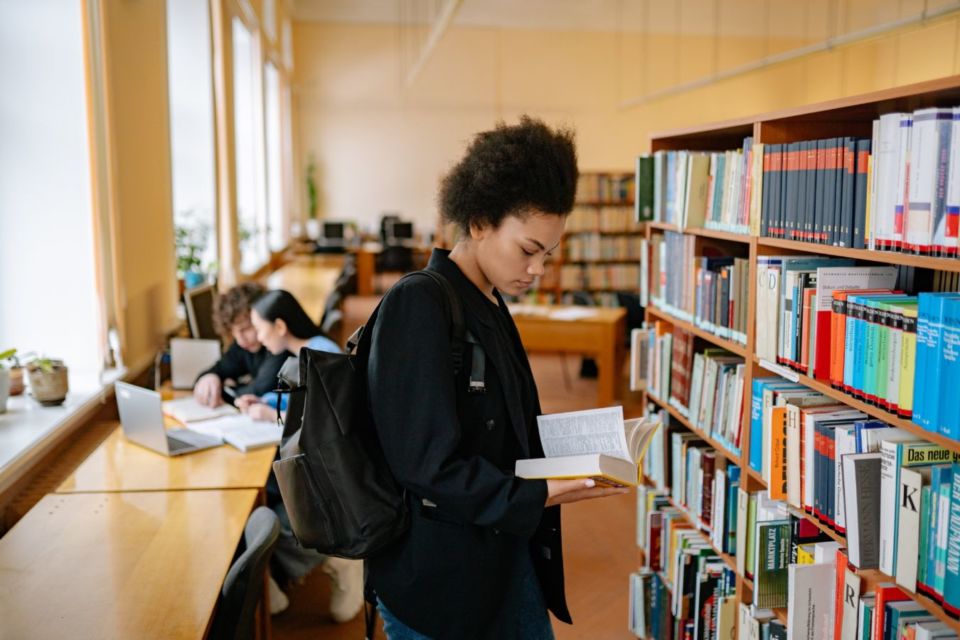 5 Tipikal Jenis Pengunjung Perpustakaan, Kamu Paling Sering Ketemu yang Mana?