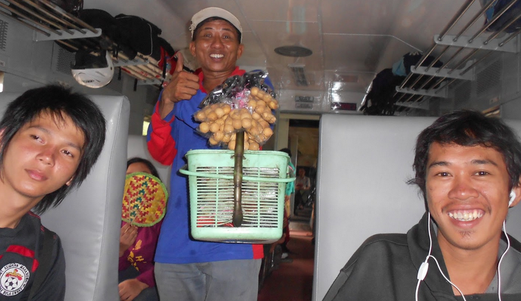 Nostalgia Pedagang Asongan Bus Antar Kota. Berkah Buat Anak Kecil, Derita Bagi Orang Tua~