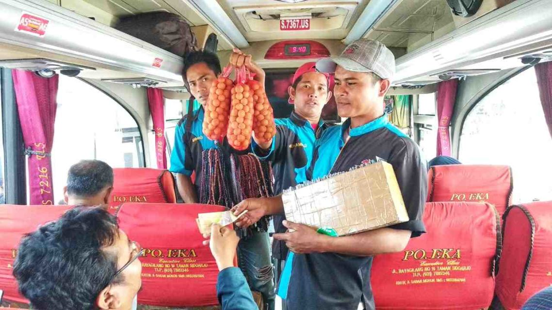 Nostalgia Pedagang Asongan Bus Antar Kota. Berkah Buat Anak Kecil, Derita Bagi Orang Tua~