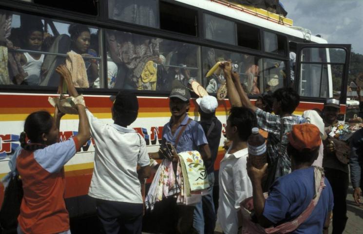 Nostalgia Pedagang Asongan Bus Antar Kota. Berkah Buat Anak Kecil, Derita Bagi Orang Tua~