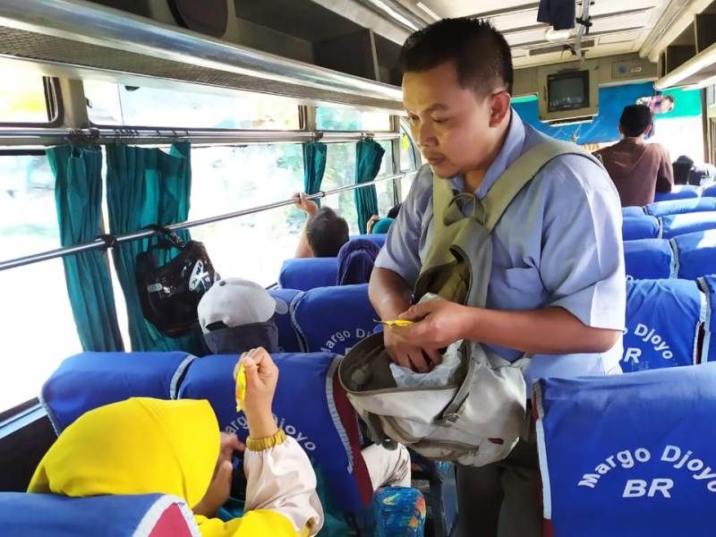 Nostalgia Pedagang Asongan Bus Antar Kota. Berkah Buat Anak Kecil, Derita Bagi Orang Tua~