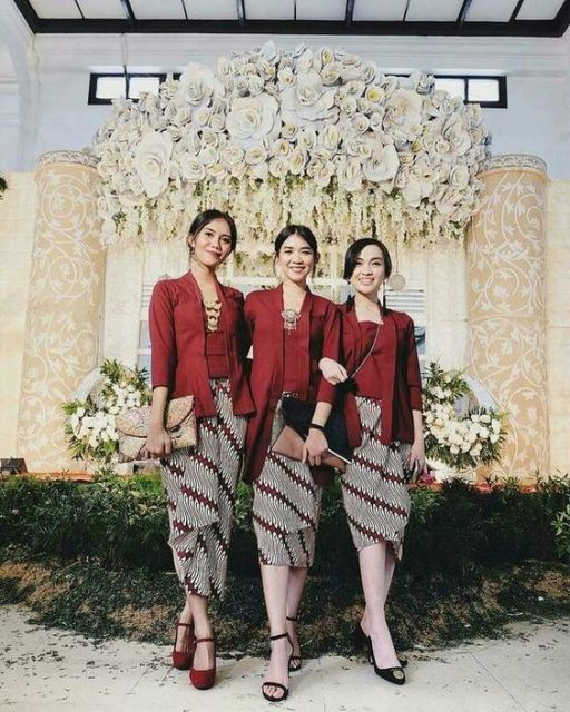 8 Ide Padu Padan Kebaya dengan Rok Pendek Terbaru