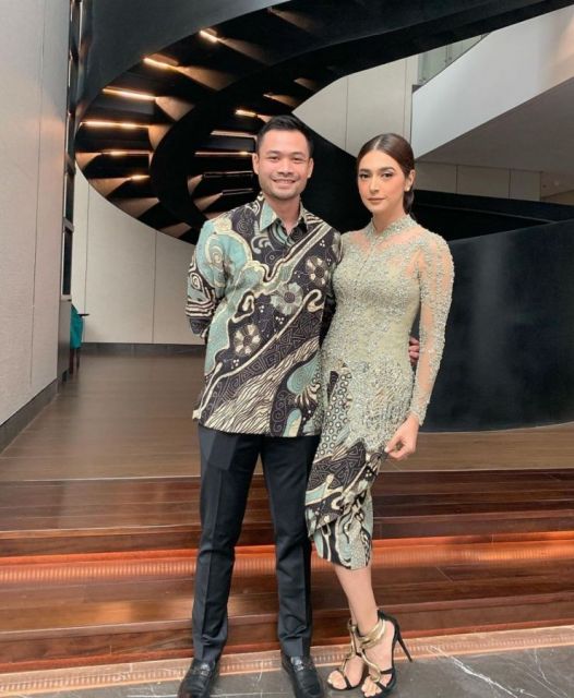 8 Ide Padu Padan Kebaya dengan Rok Pendek Terbaru