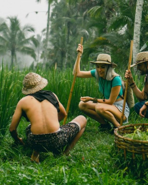 Saling berinteraksi dengan masyarakat sekitar