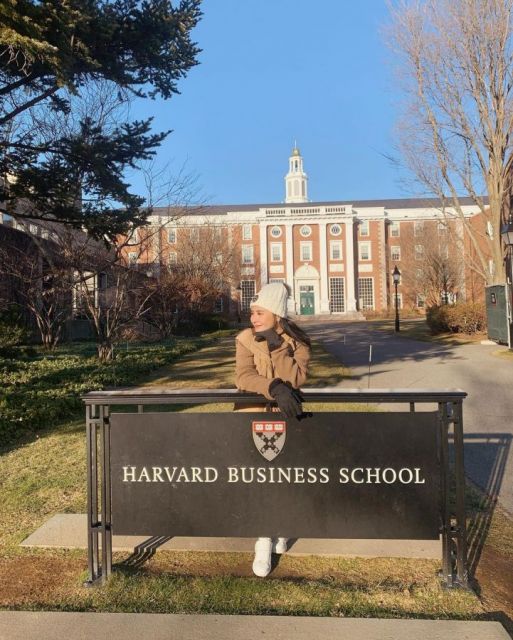 Prilly saat mengunjungi Harvard University