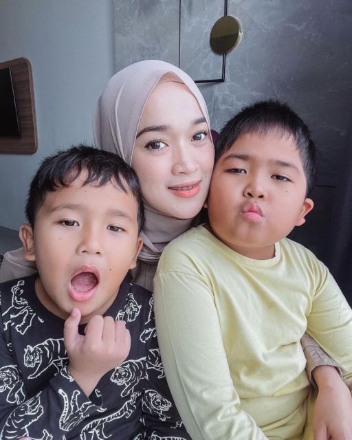 Ririe bersama kedua anaknya