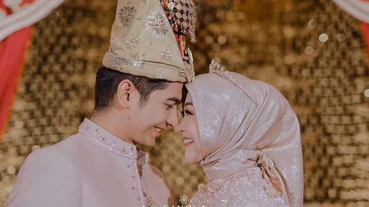 10 Foto Acara Ngunduh Mantu Ria Ricis, Elegan dengan Nuansa Emas