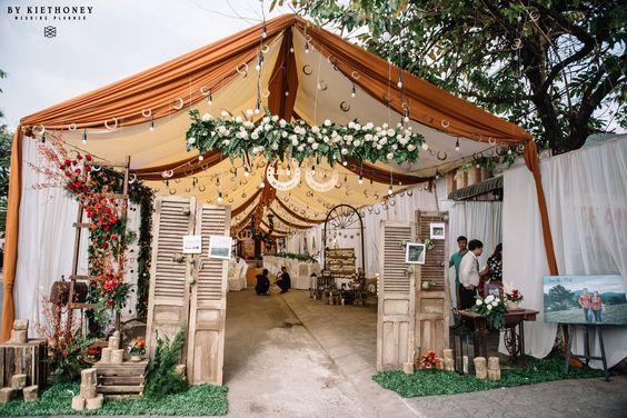 Dekorasi pintu dengan foto pengantin