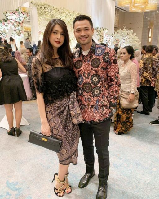 8 Ide Padu Padan Kebaya dengan Rok Pendek Terbaru