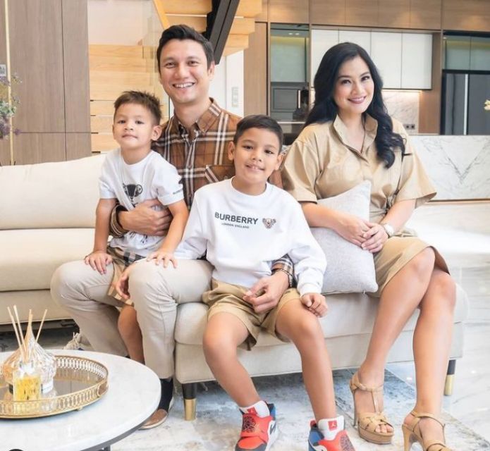 Artis yang Dapat Julukan Hot Daddy; Paras Tampan Plus Sayang Keluarga