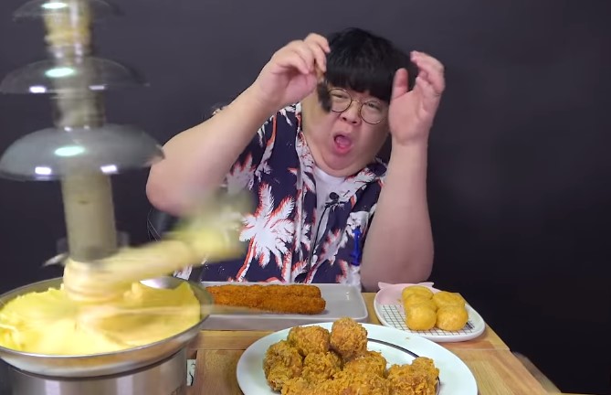 Kejadian Apes yang Menimpa YouTuber Mukbang. Selalu Hati-hati!