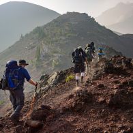 Pengalaman Pertamaku Mendaki Gunung. Meskipun Fisik Belum Sekuat yang Lain, tapi Tetap Bangga Bisa Menaklukkan Diri Sendiri