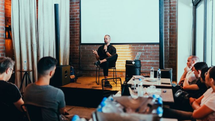 5 Tempat Ini Bisa Kamu Jadikan Panggung Latihan untuk Kembangkan Public Speaking