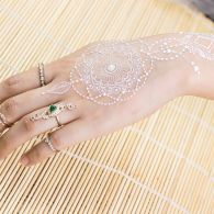 Fakta Penting di Balik Henna Putih yang Mungkin Belum Kamu Tahu