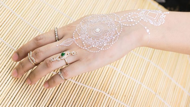 Fakta Penting di Balik Henna Putih yang Mungkin Belum Kamu Tahu