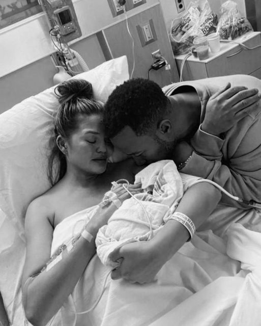 Chrissy Teigen ikuti program bayi tabung