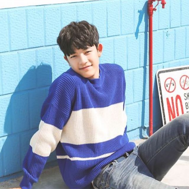 Park Solomon dan sweater biru putih