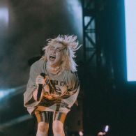 Aksi Viral Billie Eilish Hentikan Konser Demi Bantu Penggemar yang Sesak Nafas