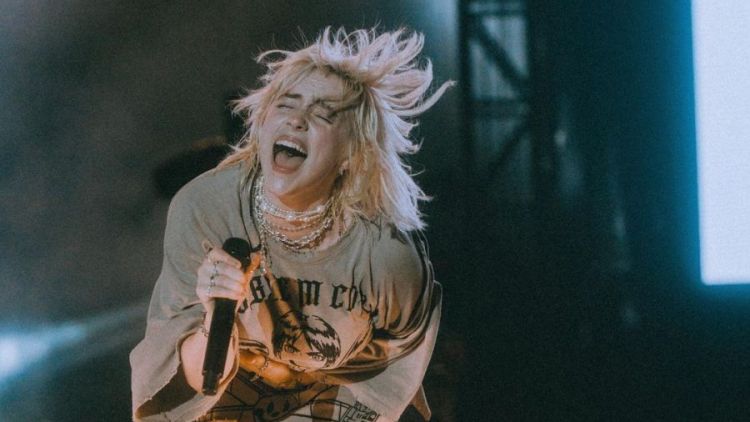 Aksi Viral Billie Eilish Hentikan Konser Demi Bantu Penggemar yang Sesak Nafas