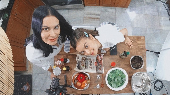 Sophia dan Eva di dapur