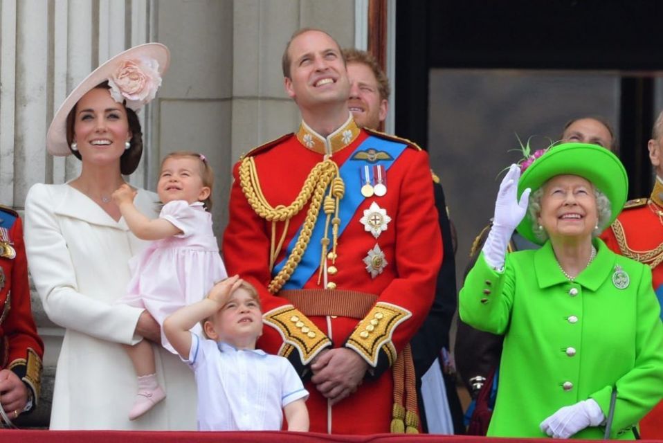 Ratu Elizabeth II bersama Pangeran William dan Katte Middleton