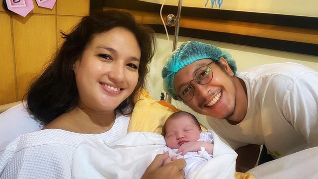 Perjalanan cinta Nadine Chandrawinata dan Dimas Anggara