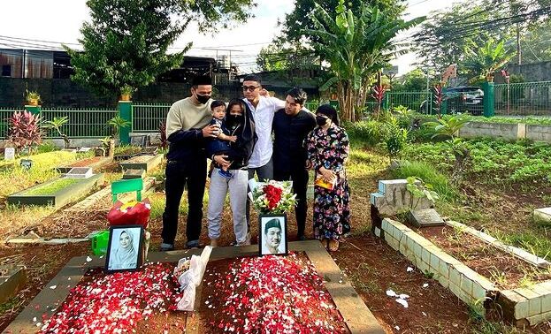 Thariq menemani Fuji ke makam Vanessa