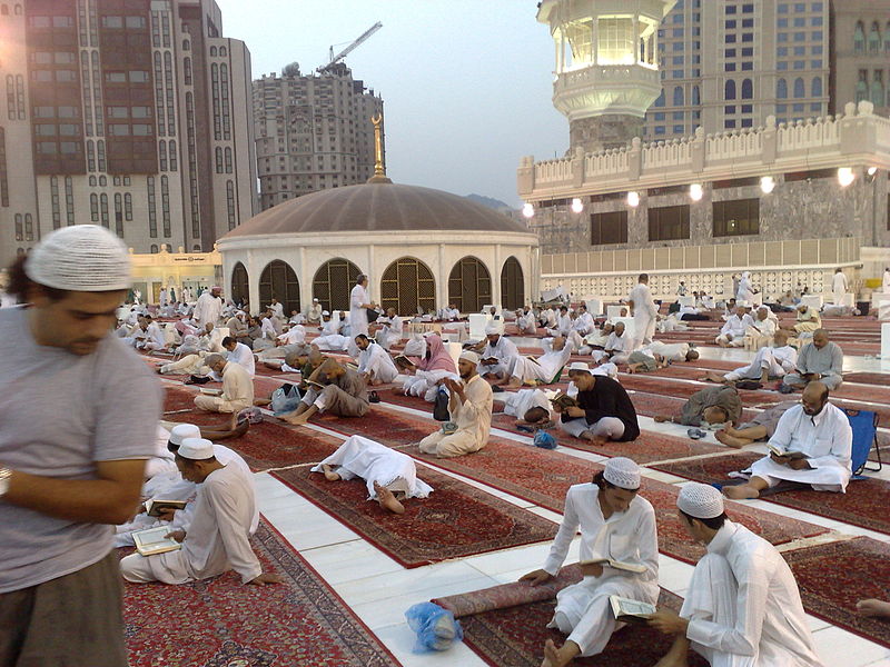 Orang yang sedang saling belajar dan berdiskusi di Masjidil Haram