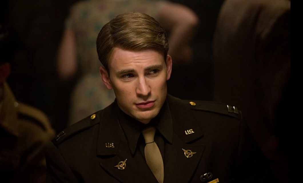 Chris Evans mengenakan Uniform Militer Amerika dalam film Captain America: The First Avengers (2011)