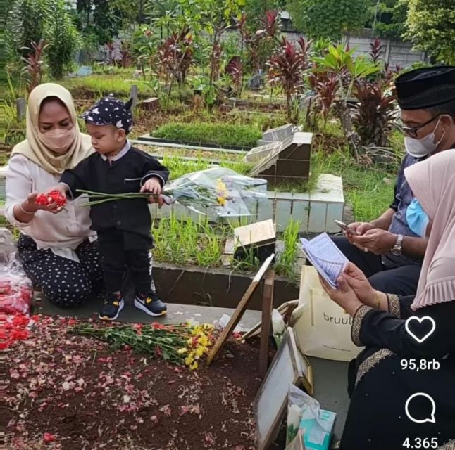 Gala sedang menabur bunga