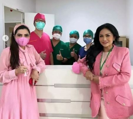 Dokter Anak Pakai Baju Bedah Pink