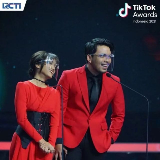 Fuji menerima tiktok award 2021