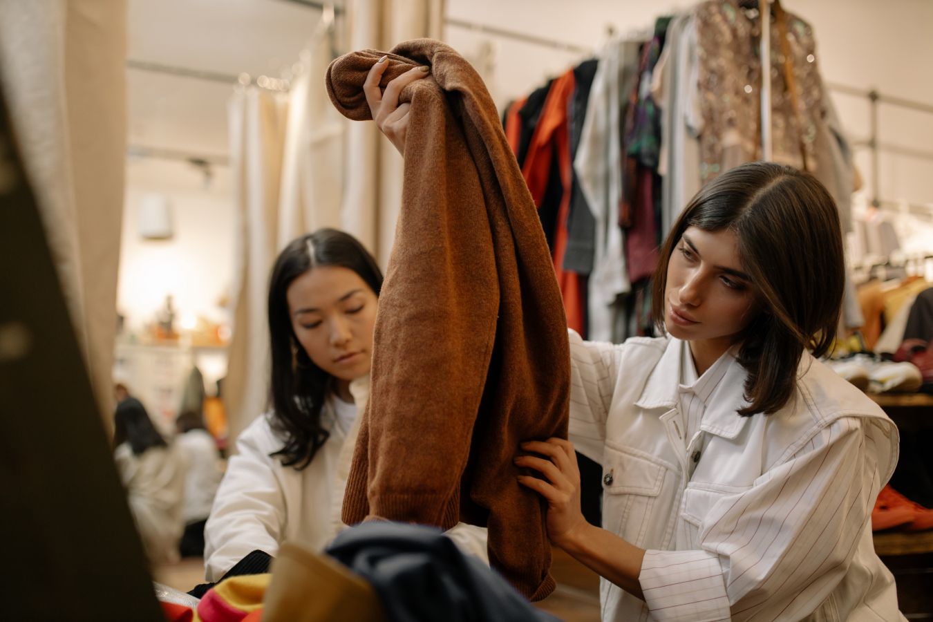 Wanita sedang mengecek kondisi baju