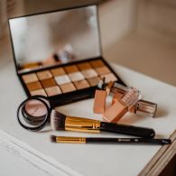 4 Alat Makeup Wajib untuk Pemula. Harus Ada di Tas