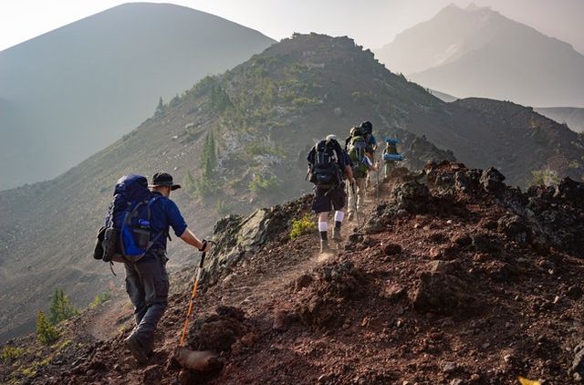 5 Hal yang Harus Diperhatikan Sebelum Mendaki Gunung, biar Pengalaman Pertamajadi Berkesan