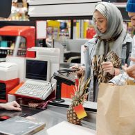 Suka Duka Jadi Karyawan Minimarket. Banyak Banget Rintangannya!